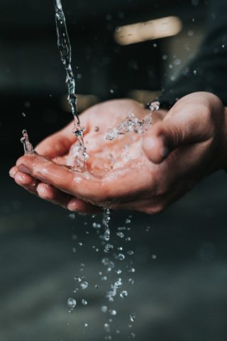 Menstruationstasse Hände waschen